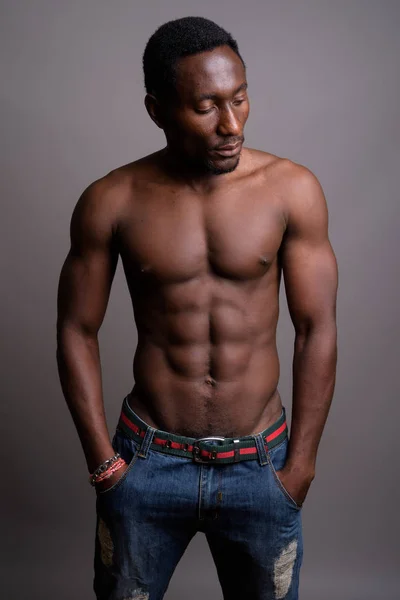 Genç yakışıklı Afrika adam gri arka planı gömleksiz — Stok fotoğraf