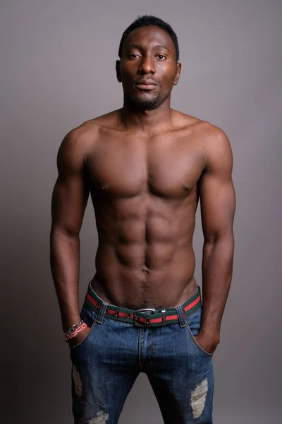 年轻英俊的非洲男人赤裸上身在灰色背景 — 图库照片