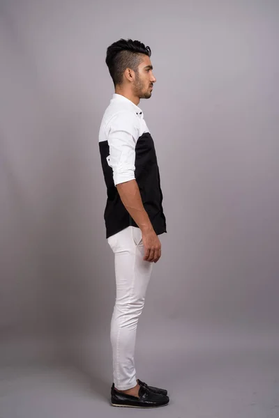 Mladý pohledný perský podnikatel šedém pozadí — Stock fotografie