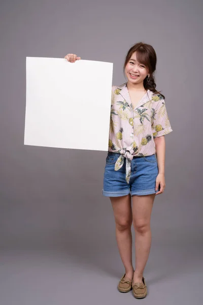 Asiatico donna holding vuoto bianco bordo con copyspace — Foto Stock