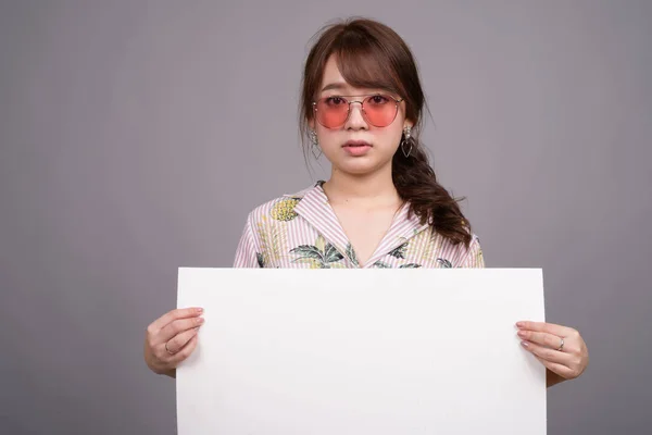 Asian woman holding empty white board with copyspace — Stock Photo, Image