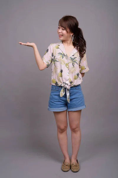 Retrato de comprimento total de bela jovem mulher asiática de pé — Fotografia de Stock