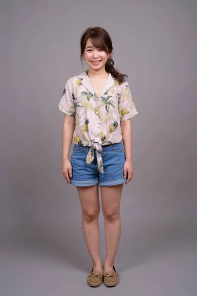 Повна довжина портрет красиві молоді азіатські жінку, що стояли — стокове фото