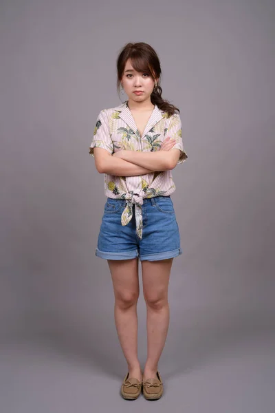 서 있는 아름 다운 젊은 아시아 여자의 전체 길이 초상화 — 스톡 사진