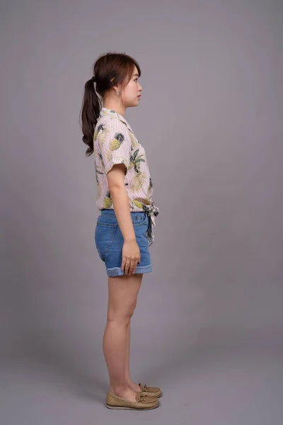 Güzel genç Asyalı kadın ayakta tam uzunlukta portresi — Stok fotoğraf