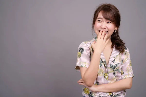 Portré, fiatal, gyönyörű ázsiai turista nő nevetve — Stock Fotó