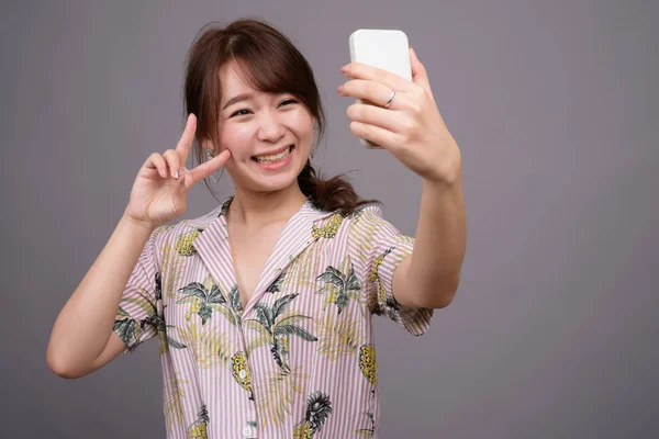 Jeune belle femme touristique asiatique en utilisant le téléphone mobile — Photo