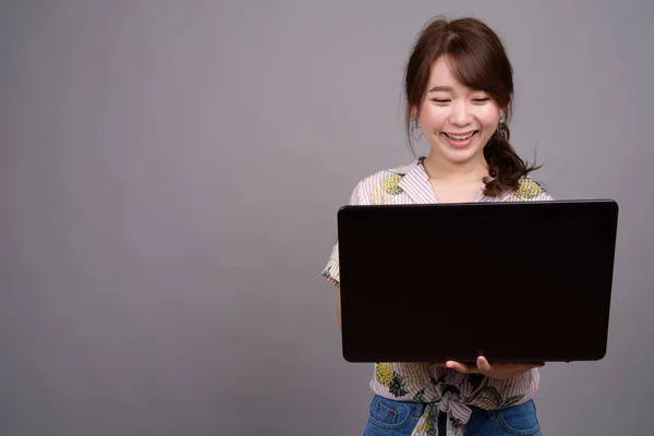 Молодая красивая азиатская туристка с ноутбуком — стоковое фото