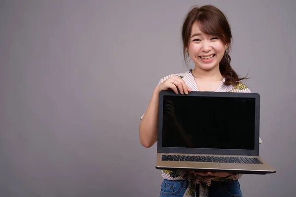 ラップトップ コンピューターを使用して若い美しいアジア観光客女性 — ストック写真