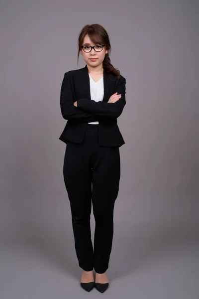 Fiatal ázsiai üzletasszony állandó teljes hosszúságú portréja — Stock Fotó