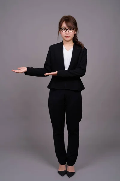 Retrato de larga duración de la joven empresaria asiática de pie —  Fotos de Stock