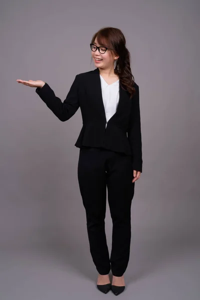 立っている若いアジア女性実業家の完全な長さの肖像画 — ストック写真