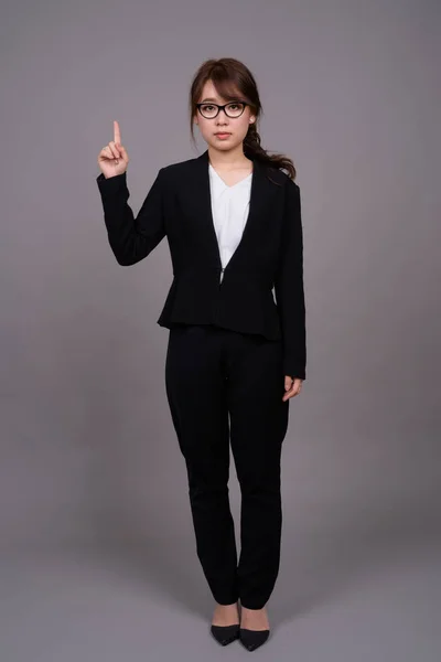 Retrato de larga duración de la joven empresaria asiática de pie —  Fotos de Stock