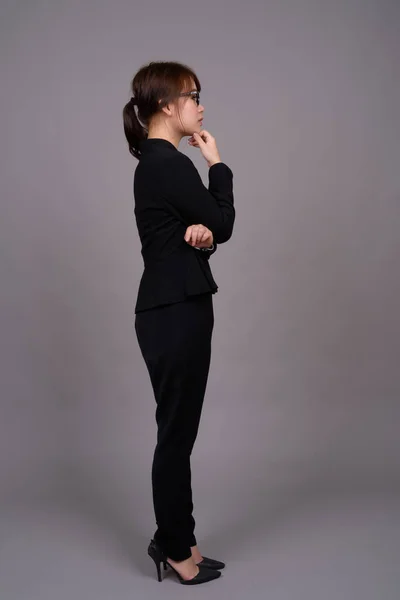 Full length portrait of young Asian businesswoman standing — Stock Photo, Image