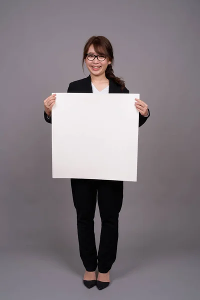 Porträt einer jungen asiatischen Geschäftsfrau im Stehen — Stockfoto