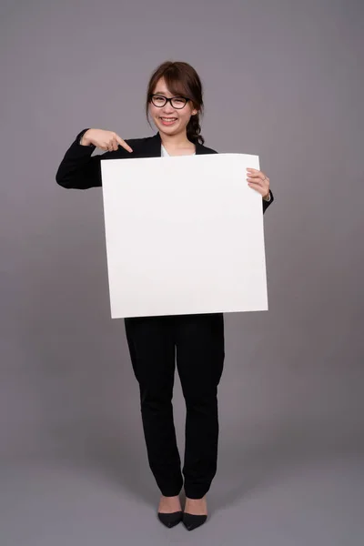 Retrato de comprimento total de jovem empresária asiática de pé — Fotografia de Stock