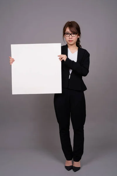 Porträt einer jungen asiatischen Geschäftsfrau im Stehen — Stockfoto