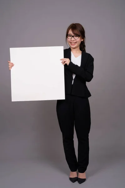 Retrato de comprimento total de jovem empresária asiática de pé — Fotografia de Stock