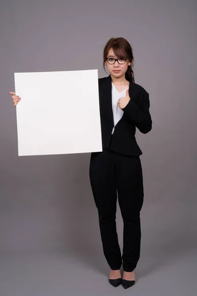 Retrato de comprimento total de jovem empresária asiática de pé — Fotografia de Stock