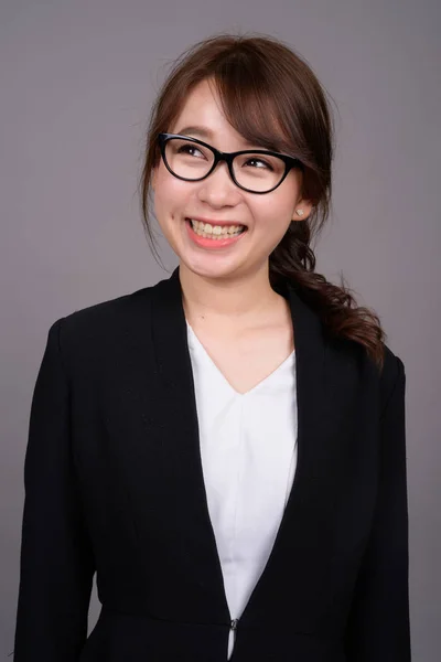 Молодих красивих азіатських бізнес-леді мислення і планування — стокове фото