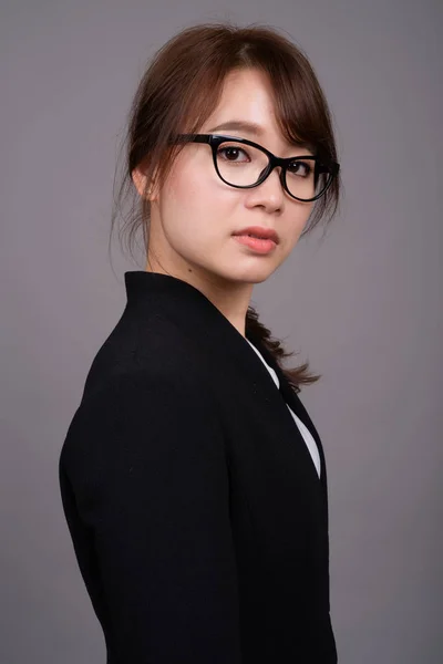 灰色の背景の若い美しいアジア女性実業家 — ストック写真