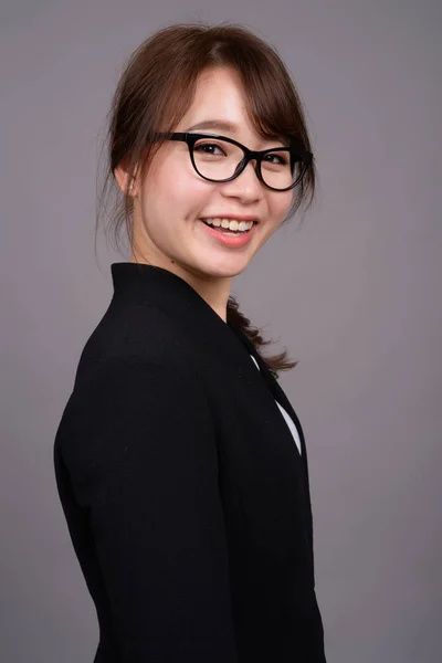 灰色の背景の若い美しいアジア女性実業家 — ストック写真