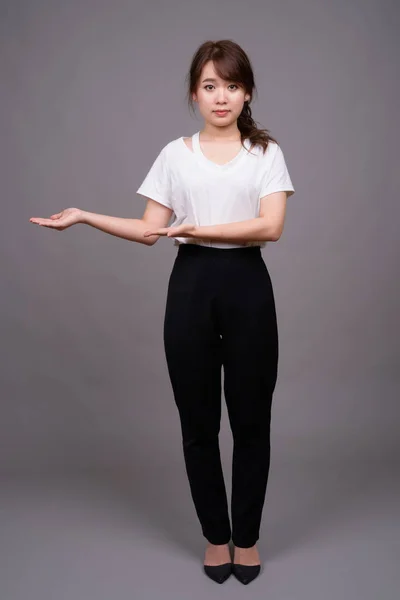 Estúdio Tiro Jovem Bela Mulher Negócios Asiática Contra Fundo Cinza — Fotografia de Stock