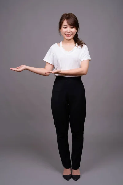 Tiro de comprimento total de jovem mulher asiática de pé — Fotografia de Stock
