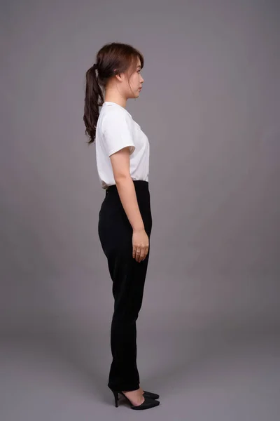 亚洲年轻女子站着的全长镜头 — 图库照片