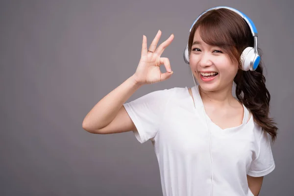Estudio Disparo Joven Hermosa Mujer Asiática Escuchando Música Sobre Fondo —  Fotos de Stock