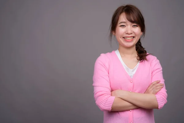 Jovem bela mulher asiática vestindo camisa rosa — Fotografia de Stock