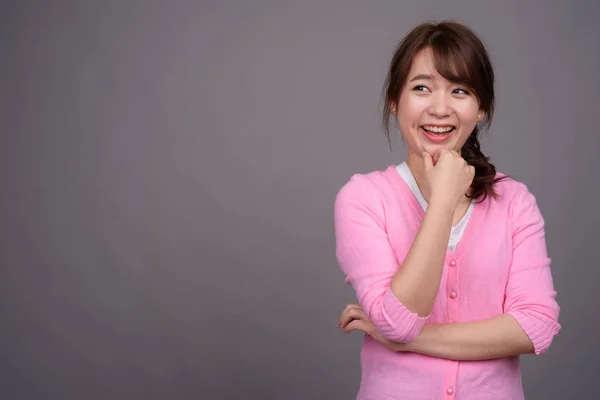 Jovem bela mulher asiática vestindo camisa rosa — Fotografia de Stock