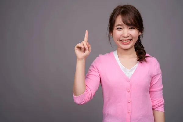 Jovem bela mulher asiática vestindo camisa rosa — Fotografia de Stock