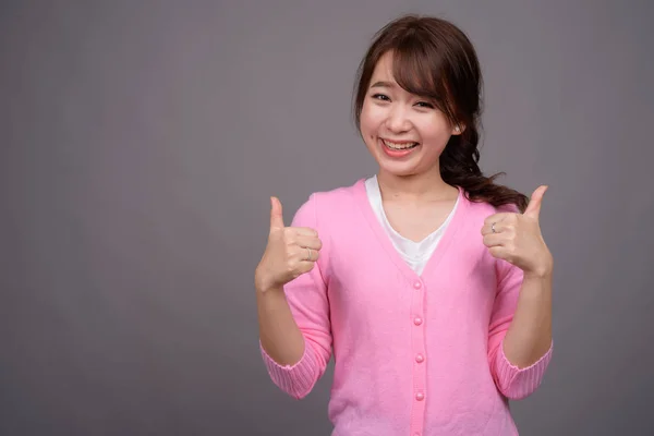 ピンクのシャツを着ている若い美しいアジアの女性 — ストック写真
