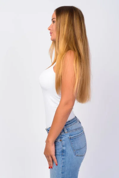 Vue du profil de jeune belle femme aux longs cheveux blonds — Photo