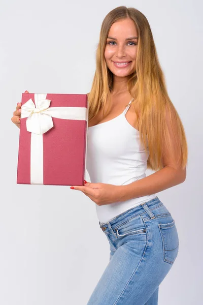 Retrato de feliz jovem bela mulher loira segurando caixa de presente — Fotografia de Stock