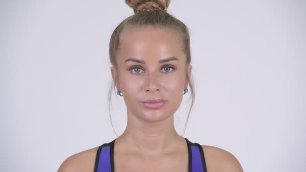 Gesicht der jungen schönen blonden Frau bereit für das Fitnessstudio — Stockvideo