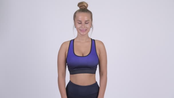 Feliz joven rubia sonriendo lista para el gimnasio — Vídeos de Stock