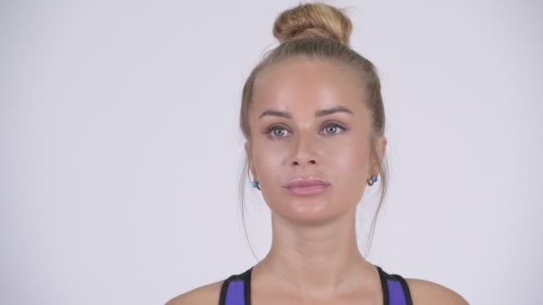 Tvář mladé krásné blond ženy myšlení k tělocvičně — Stock video