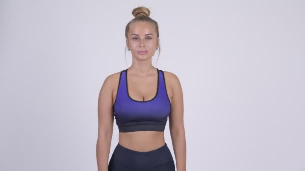 Jeune belle femme blonde avec les bras croisés prêt pour la gym — Video