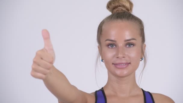 엄지손가락을 포기 하는 행복 한 젊은 금발의 여자의 얼굴 — 비디오