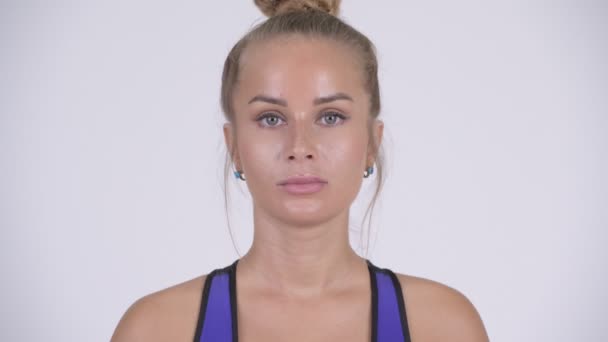 Rostro de mujer rubia joven cubriendo los ojos como tres monos sabios concepto — Vídeos de Stock