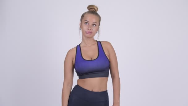 Junge blonde Frau sieht gelangweilt und müde bereit für das Fitnessstudio — Stockvideo