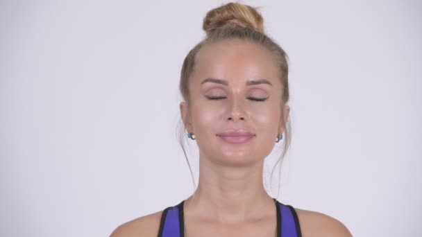 Fiatal gyönyörű szőke nő csukott szemmel pihentető arc — Stock videók