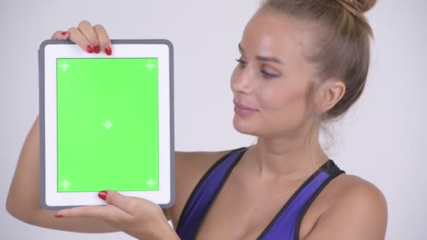 행복 한 젊은 아름 다운 금발의 여 자가 보여주는 디지털 태블릿의 얼굴 — 비디오