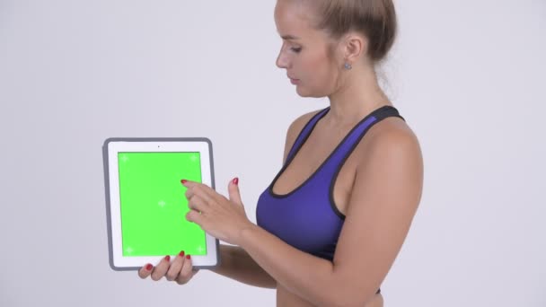 Προβολή προφίλ νεαρή όμορφη ξανθιά γυναίκα χρησιμοποιώντας ψηφιακό tablet — Αρχείο Βίντεο