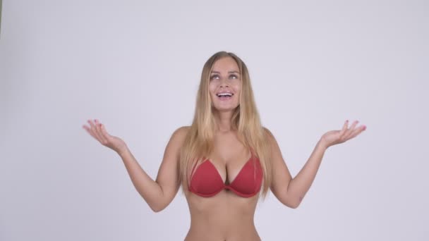 Glad ung vacker blond kvinna i bikini fånga något — Stockvideo