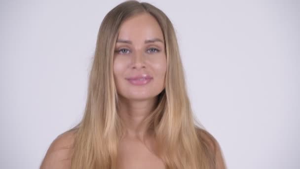 Mutlu genç güzel sarışın kadın Evet baş başını sallayarak bikini yüzü — Stok video