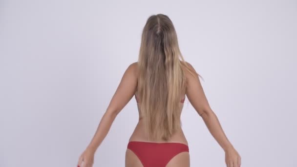 Widok z tyłu z młodych sexy blondynka w bikini relaks — Wideo stockowe