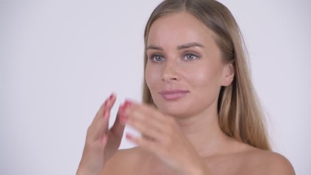 Visage de jeune belle femme torse nu touchant le visage comme concept de beauté — Video